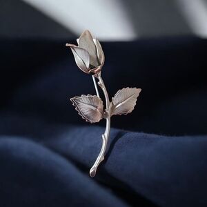Giovanni vintage Elegant Silver Rose Brooch pin